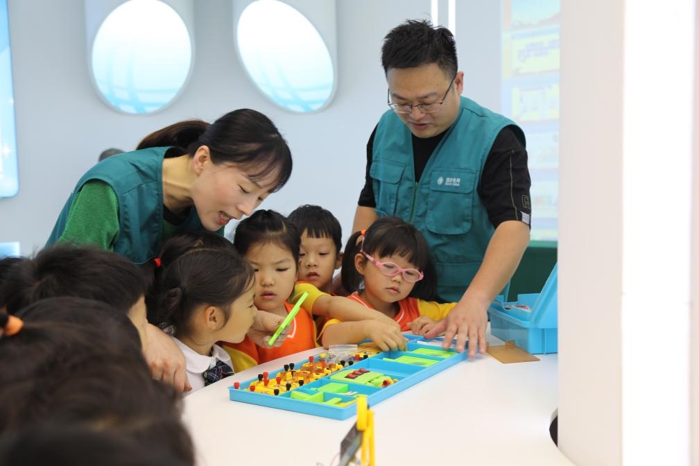 7月12日，浙江宁波奉化区实验小学，暑托班孩子学习暑期安全用电和节能知识。新华社记者张璇摄