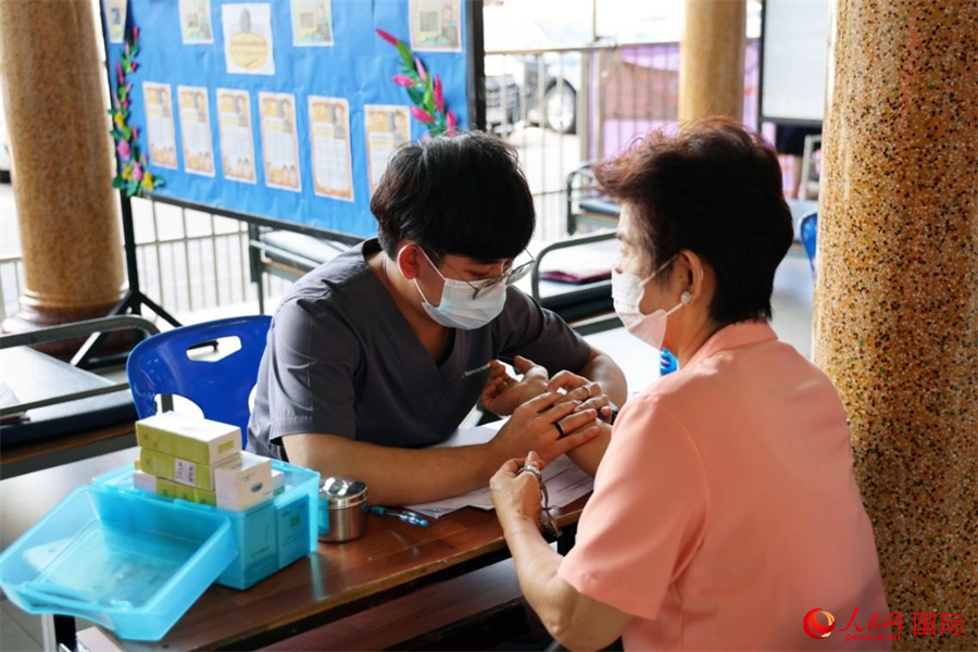 泰国中医师为当地民众提供中医咨询、诊疗服务。人民网记者 杨一摄