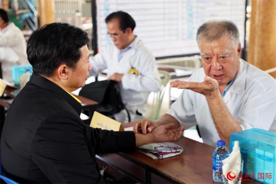 泰国中医师为泰国春武里府最高行政长官威塔亚号脉问诊。人民网记者 杨一摄