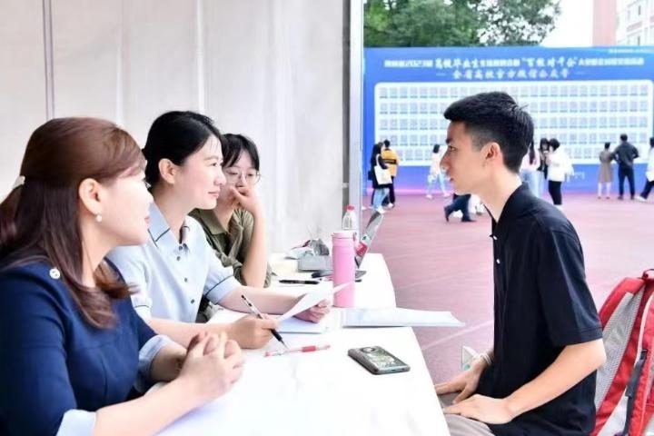 2023年5月7日，四川省2023届高校毕业生专场招聘会暨“百校对千企”大型校企对接交流活动在成都理工大学举行。（四川省教育厅供图）