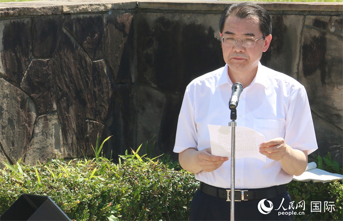 中国驻日本大使吴江浩在纪念仪式上致辞。人民网 许可摄