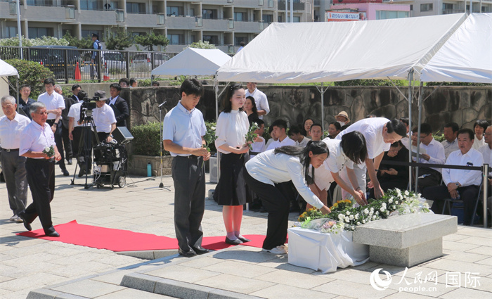 日本当地民众、在日华侨华人等依次向聂耳纪念碑敬献鲜花。人民网 许可摄