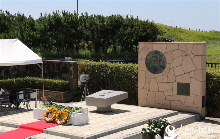 聂耳纪念碑前摆放着悼念的花束。人民网 许可摄