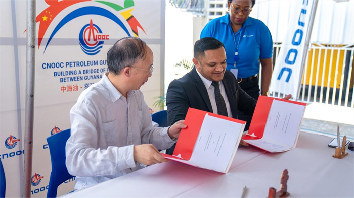 圭亚那自然资源部部长巴拉特与中海油圭亚那有限公司总经理刘晓祥在协议上签字。中海油圭亚那有限公司供图