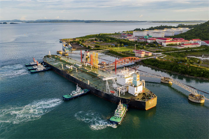 油轮在皎漂马德岛30万吨级码头向中缅原油管道卸油。中油国际管道公司供图