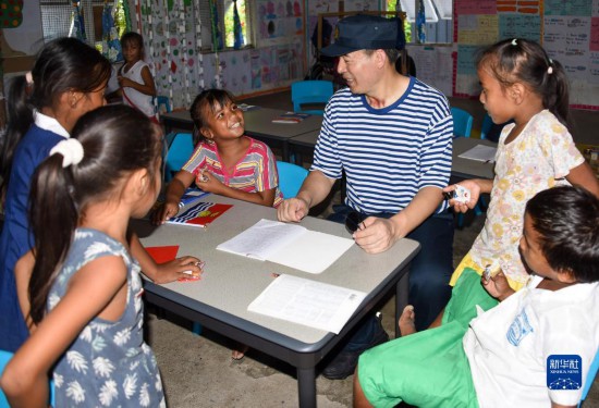 7月21日，中国海军“和平方舟”号医院船官兵到基里巴斯一学校与孩子们进行交流。新华社记者 黎云 摄