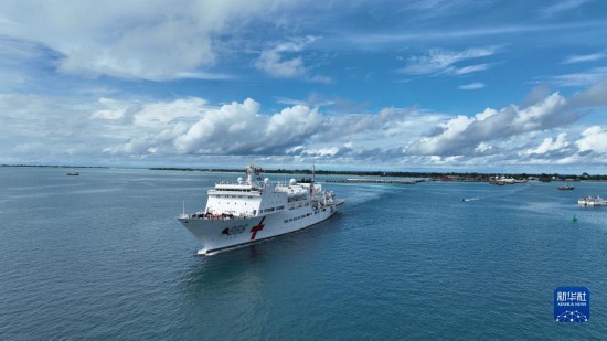 7月22日，中国海军“和平方舟”号医院船结束基里巴斯访问，驶离塔拉瓦港。新华社发（桂江波 摄）