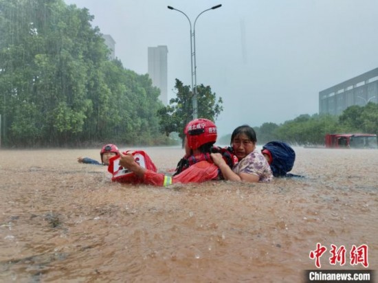 湖北咸宁暴雨引发内涝， 消防营救民众 朱燕林 摄