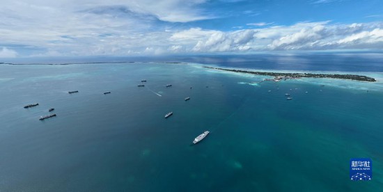 7月22日，中国海军“和平方舟”号医院船结束基里巴斯访问，驶离塔拉瓦港。新华社发（桂江波 摄）