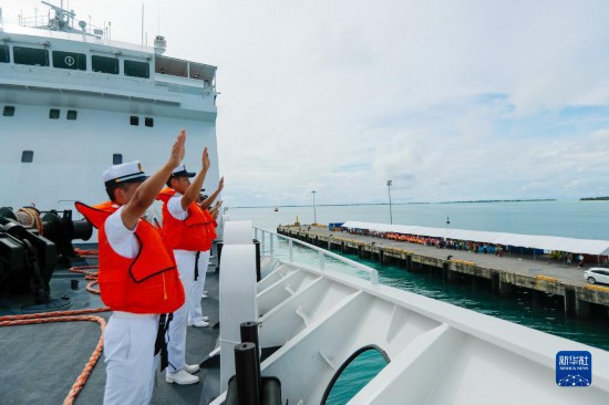 7月22日，中国海军“和平方舟”号医院船驶离基里巴斯首都塔拉瓦任务官兵向送行人群挥手告别。新华社发（黎宇 摄）