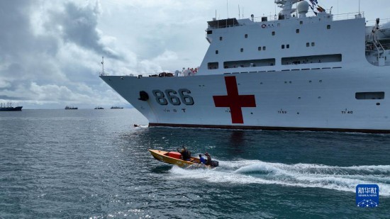 7月22日，中国海军“和平方舟”号医院船驶离塔拉瓦港途中，基里巴斯当地民众驾船挥手告别。新华社发（桂江波 摄）