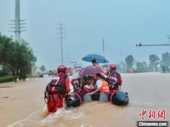 湖北咸宁消防营救疏散被困民众 朱燕林 摄