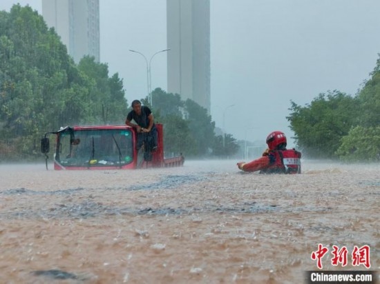 湖北咸宁暴雨引发内涝，消防营救疏散民众 朱燕林 摄