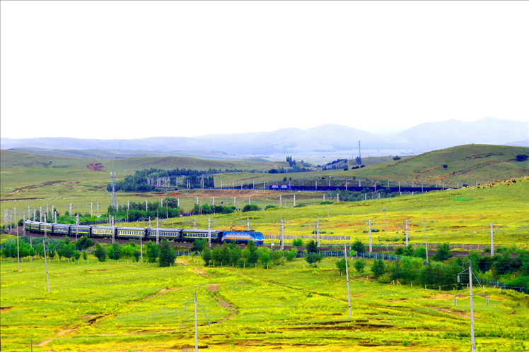 图为通霍铁路上行驶的列车。图片由沈阳铁路局通辽工务段提供