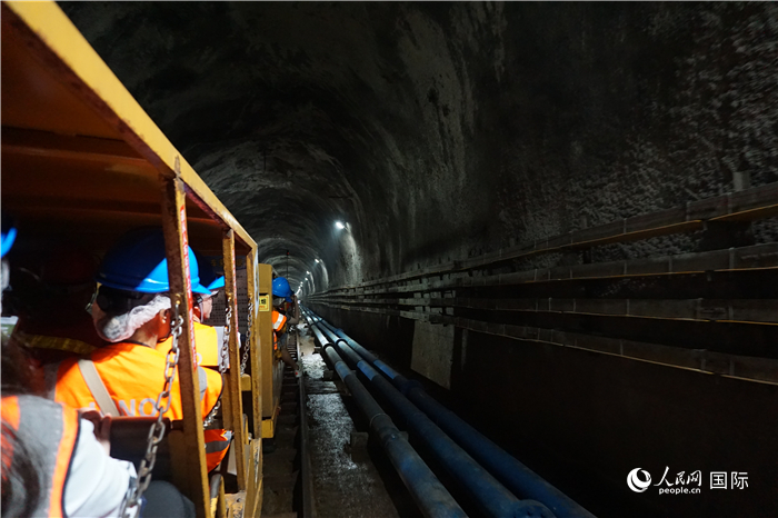 科研人员需乘坐斜井人车到达700米深的地下实验室。人民网 王婧摄