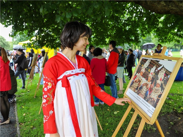 图为当地民众欣赏“美丽中国”图片展