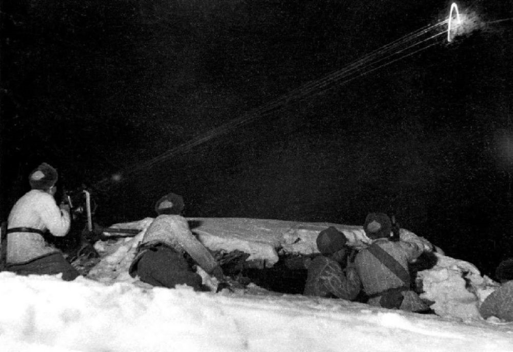  ↑1950年12月，在朝鲜长津湖，中国人民志愿军第27军连队机枪手向美军阵地射击。新华社发（张崇岫 摄）