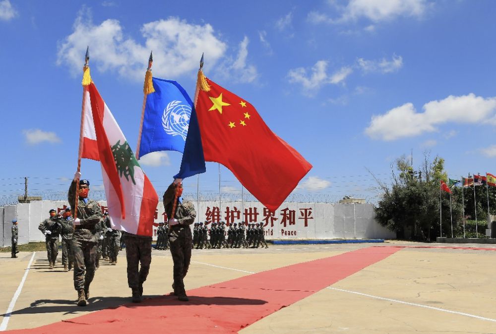 ↑在黎巴嫩南部辛尼亚村的中国维和部队营区，中国维和部队官兵在受勋后通过观礼台（2022年7月1日摄）。新华社记者 刘宗亚 摄