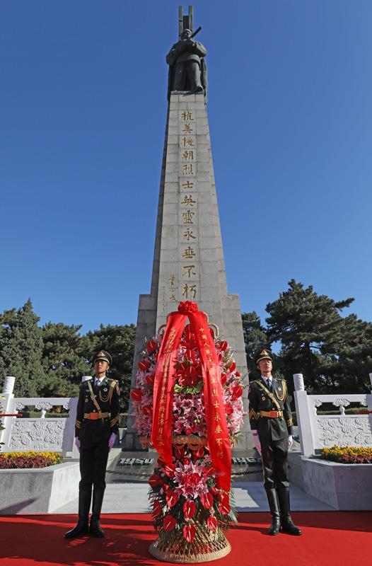 △2020年10月23日纪念中国人民志愿军抗美援朝出国作战70周年大会召开前，以习近平总书记名义敬献花篮仪式在辽宁沈阳抗美援朝烈士陵园、丹东抗美援朝纪念塔等地隆重举行。图为在辽宁沈阳抗美援朝烈士陵园举行的敬献花篮仪式。