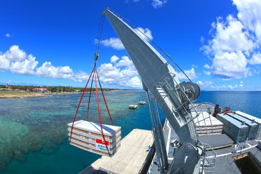 ↑赴汤加执行运送救灾物资任务的中国海军舰艇编队在努库阿洛法港卸载移动板房（2022年2月19日摄）。新华社发（薛成清 摄）