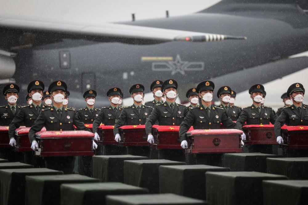 △2022年9月16日，载运着88位在韩中国人民志愿军烈士遗骸及837件遗物的空军专机降落在沈阳桃仙国际机场，英雄们回到祖国怀抱。
