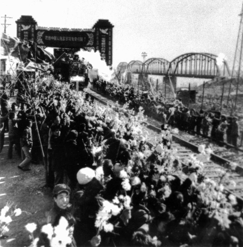 △1958年10月26日，列车驶过鸭绿江畔的凯旋门，中国人民志愿军战士回到祖国怀抱。