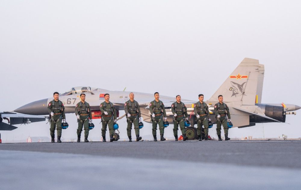 ↑海军航空大学某基地舰载机飞行教官群体（2021年12月11日摄）。新华社发（万全 摄）