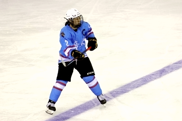 于柏巍在第十四届全国冬季运动会女子冰球公开组比赛中。人民网记者 胡雪蓉摄