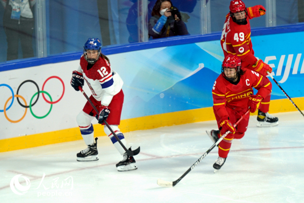 于柏巍(前右)在北京冬奥会女子冰球比赛中。人民网记者 胡雪蓉摄