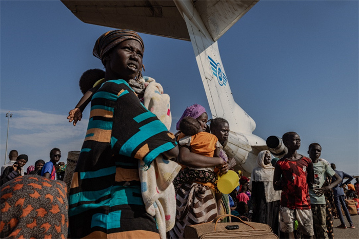 逃离苏丹的难民等待登上货机