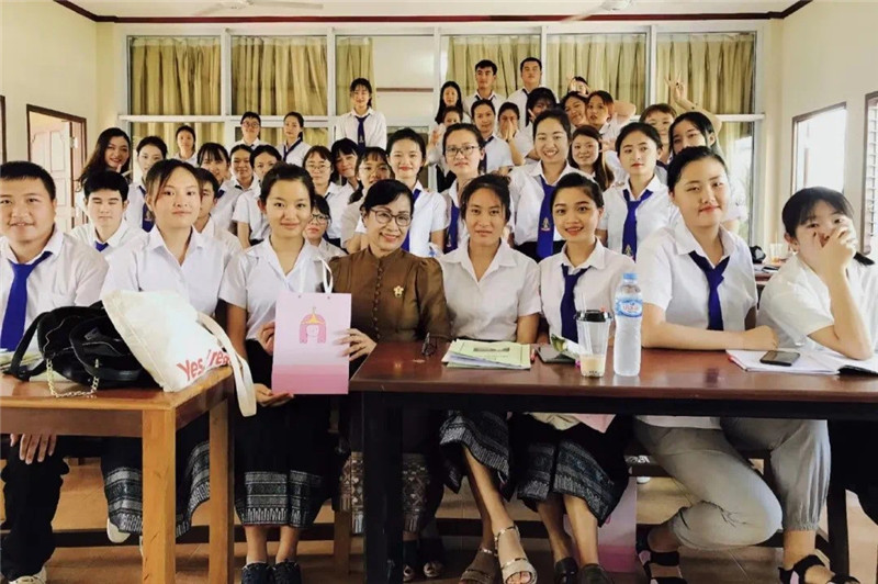 依波逢和老挝师生 受访者供图