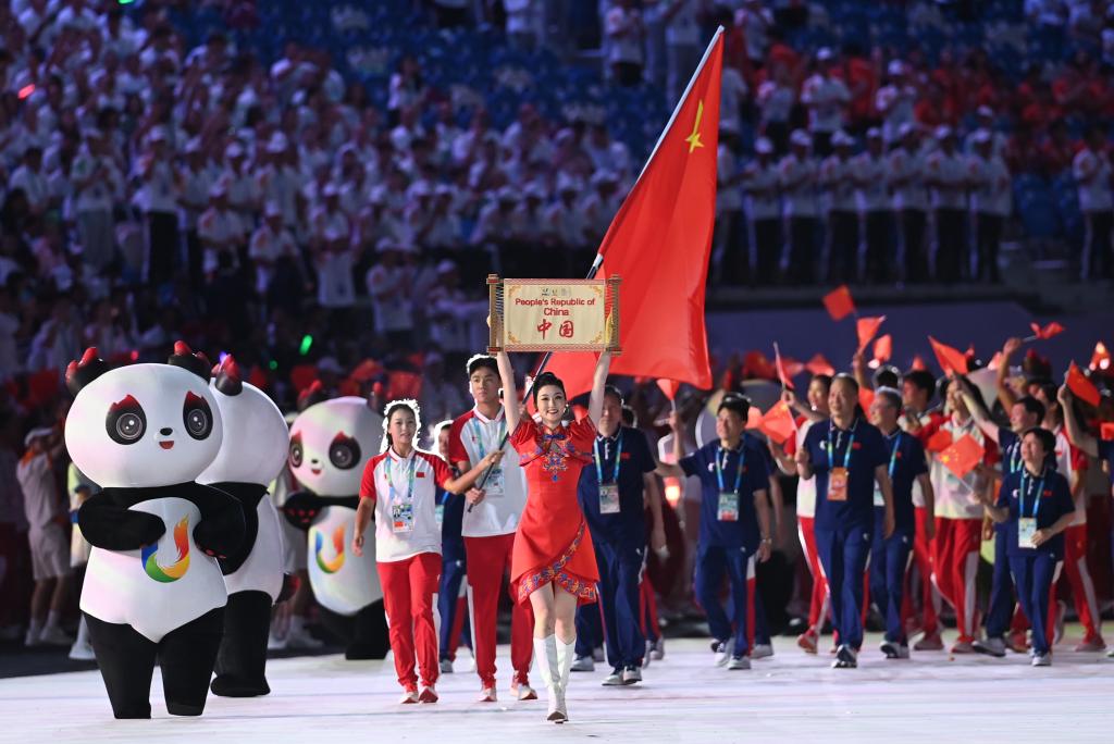 7月28日，中国大学生体育代表团在开幕式上入场。新华社记者王曦摄