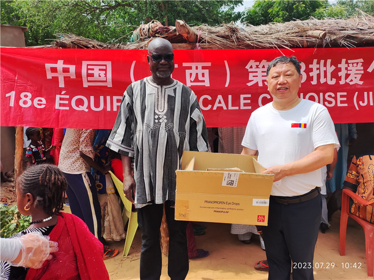 图为中国（江西）第18批援乍得医疗队队长王汉江向老部长乔纳和村民们捐赠药品。中国驻乍得医疗队供图
