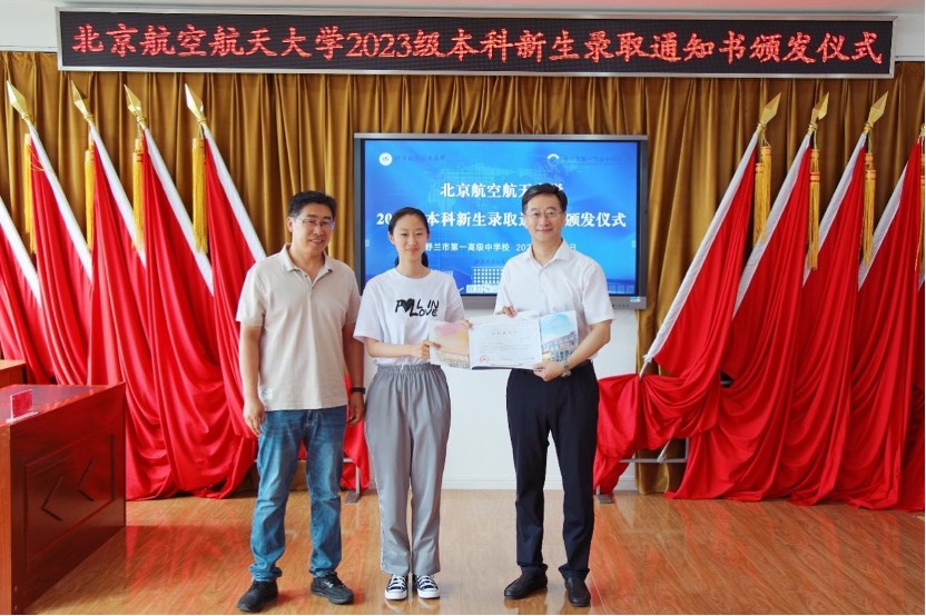 北京航空航天大学校长王云鹏院士向张舒萌同学颁发录取通知书。校方供图