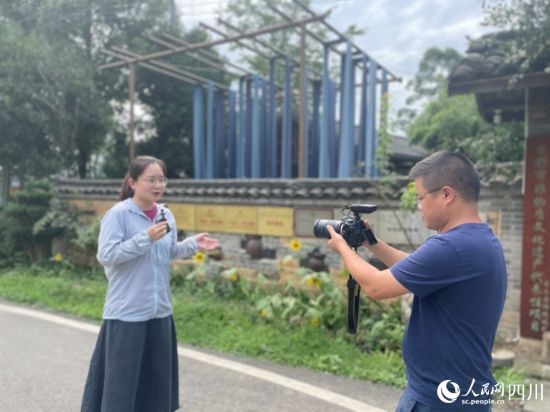 记者在蒲江县明月村采访。人民网记者 李依环摄