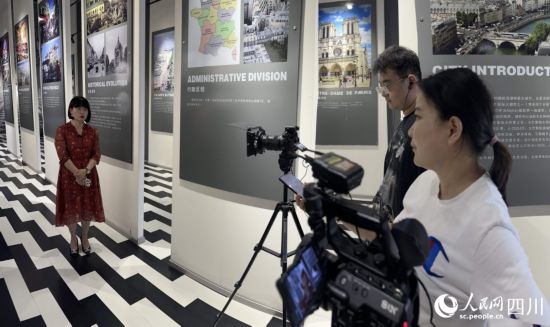 记者在位于成都市青白江区的亚蓉欧国家(商品)馆——法国馆采访拍摄。人民网记者 王波摄