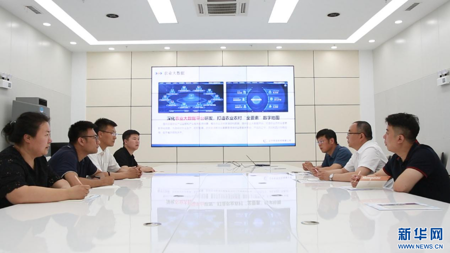 相关部门工作人员来到辽宁牧龙科技有限公司，了解企业诉求。新华网丁成玉摄