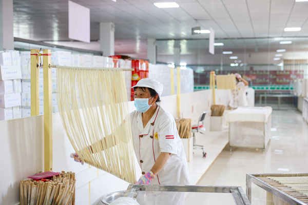 挂面厂工人正在制作挂面。人民网记者 王连香摄
