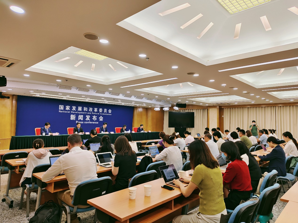 8月1日，国家发展改革委等4部门联合召开新闻发布会。人民网记者 许维娜摄