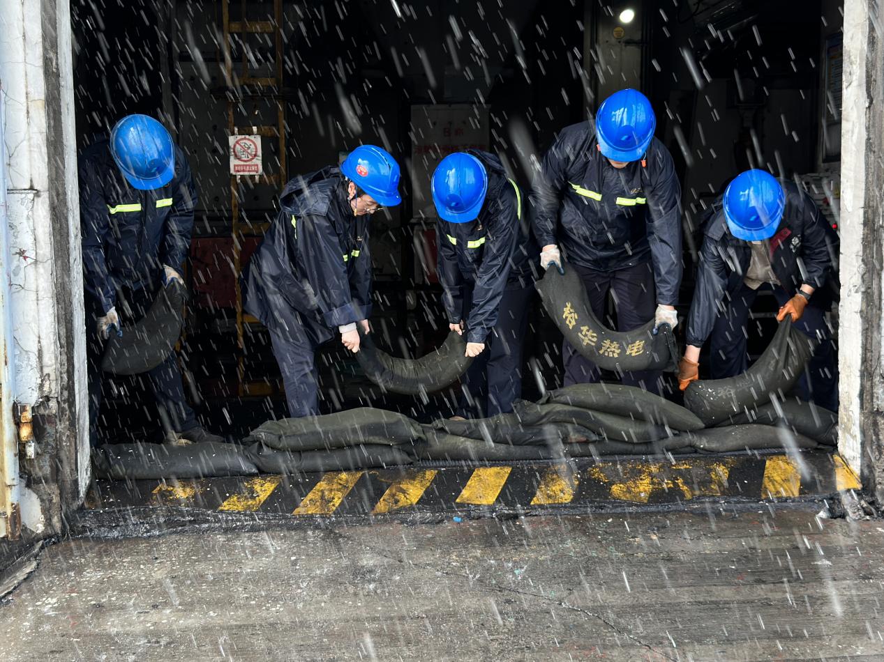 中国华电河北公司职工在厂房门口布置防汛沙袋。 受访者供图