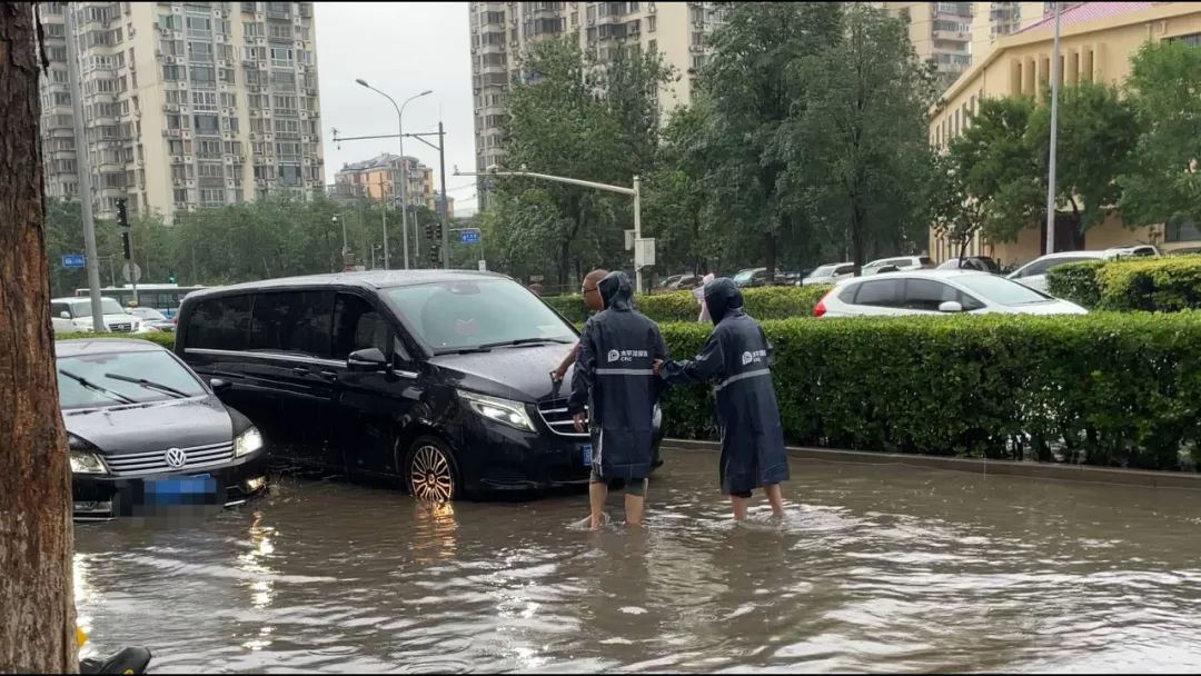 中国太保产险北京分公司及时处理被淹车辆。受访者供图