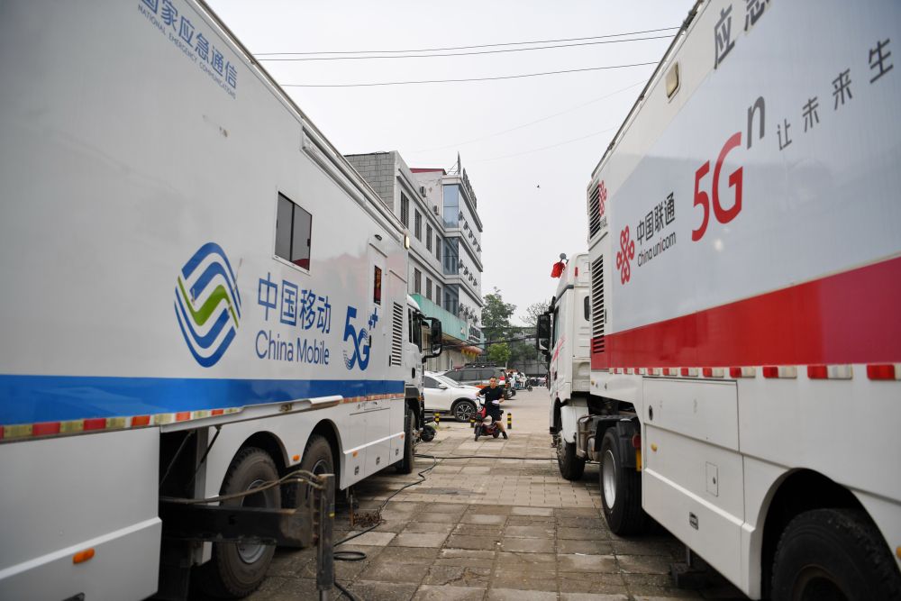 应急通信车辆停靠在涿州市第三中学安置点外（8月3日摄）。新华社记者 牟宇 摄