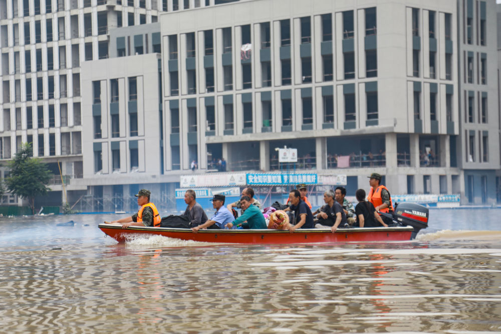 武警河北总队官兵在涿州内涝区域驾舟转移受灾群众（8月4日摄）。新华社发（江腾 摄）