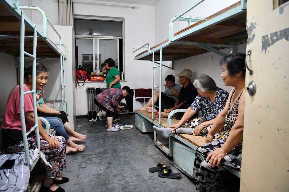 群众在河北省涿州市职教中心安置点内休息（8月1日摄）。新华社记者 牟宇 摄