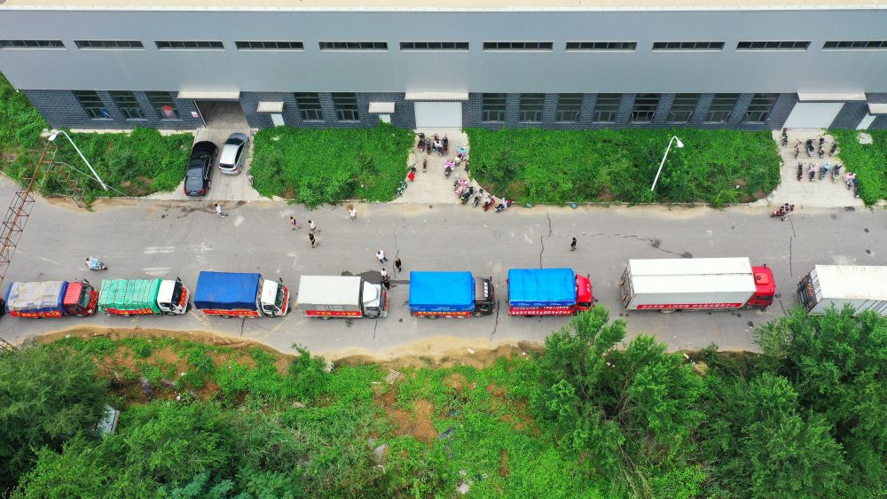 在河北省涿州市钢研物资储备点外，运送物资的车辆排起长队（8月5日摄，无人机照片）。新华社记者 牟宇 摄