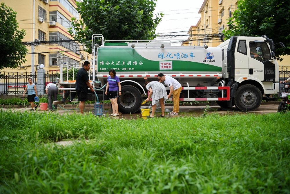 河北省涿州市新星小区居民从供水车里接水（8月4日摄）。新华社记者 牟宇 摄