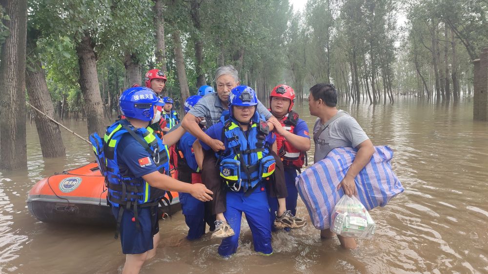 在河北省涿州市汛情重灾区码头镇沙窝村，贵州蓝天救援队队员在转移受困村民（8月4日摄）。新华社发