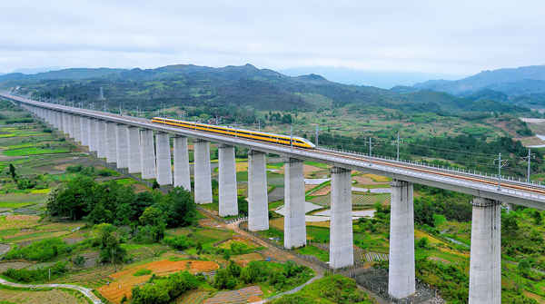 黄医生以时速380km通过拉里双线特大桥。