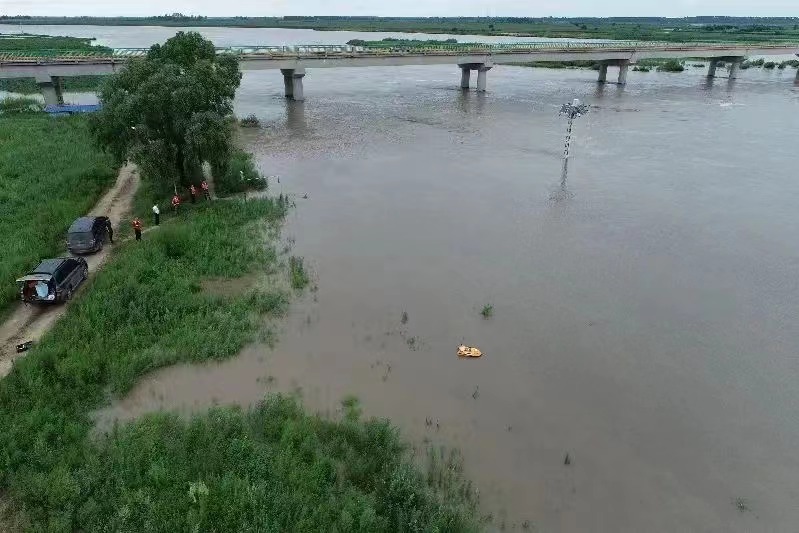 8月4日，应急监测队在松花江支流拉林河牛头山水文站测流断面，采用无人船搭载ADCP进行水文应急监测。受访者供图