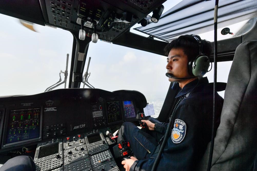 8日，天津市公安局警务航空总队驾驶员在天津防洪重点地区上空监测防洪情况。新华社记者 孙凡越 摄